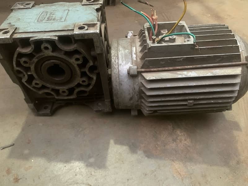 3 phase 2.5 Hp Motor with gear 2