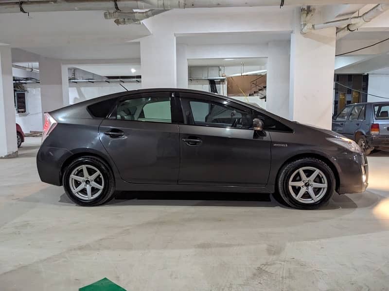 Toyota Prius 2011 3