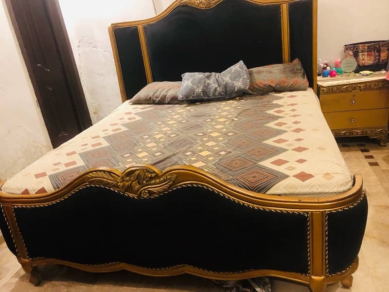 Black and Gold king sized bed 0