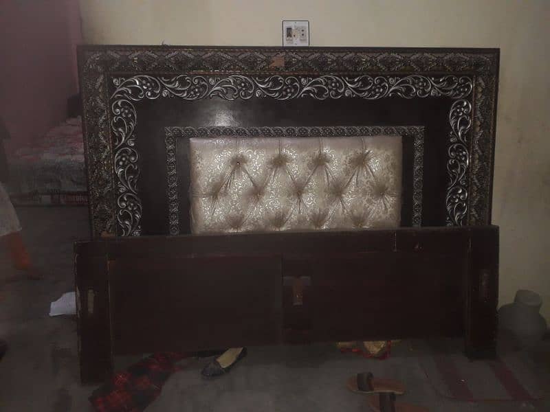 bed 4 sal hi istmal hua ha or sahi halat m a contect k lya 03298806327 0