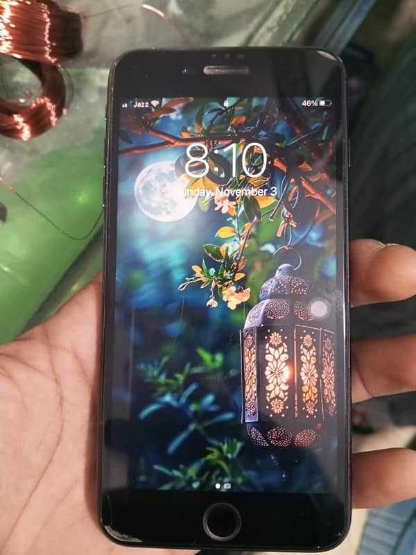 i phone 7plus pta with box condition b saaf ha urgent sale 2