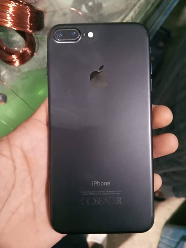 i phone 7plus pta with box condition b saaf ha urgent sale 3