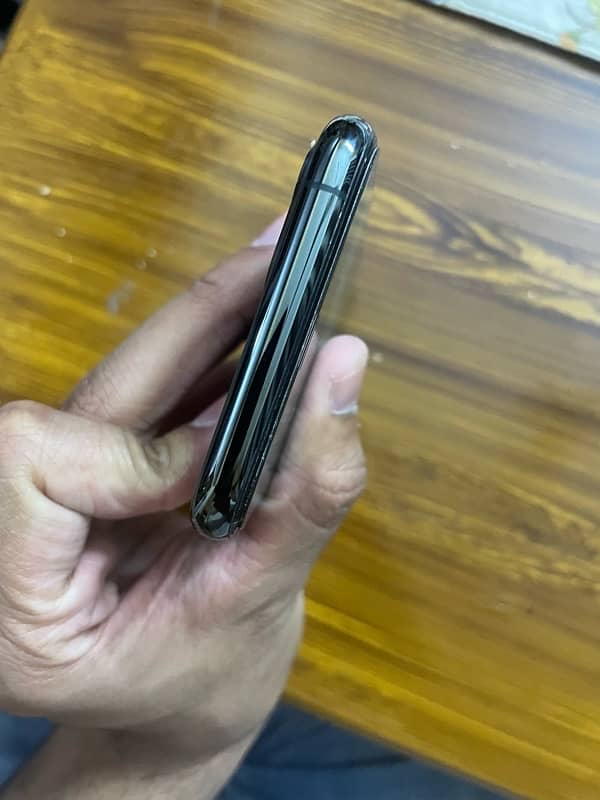 Iphone 11 pro 256 gb/ PTA Approved 5