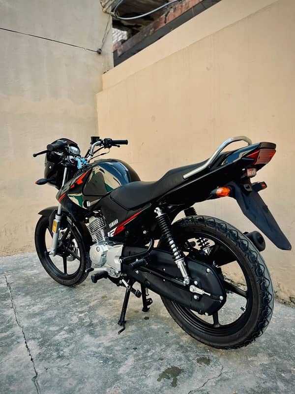 YBR125 2024 Black 3