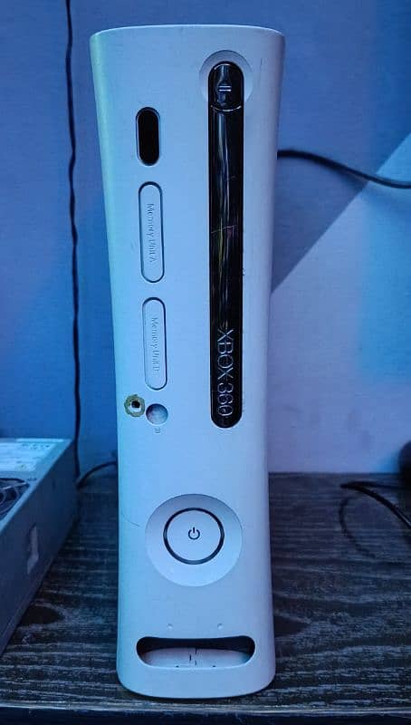 Xbox 360 with 3 controllers 0