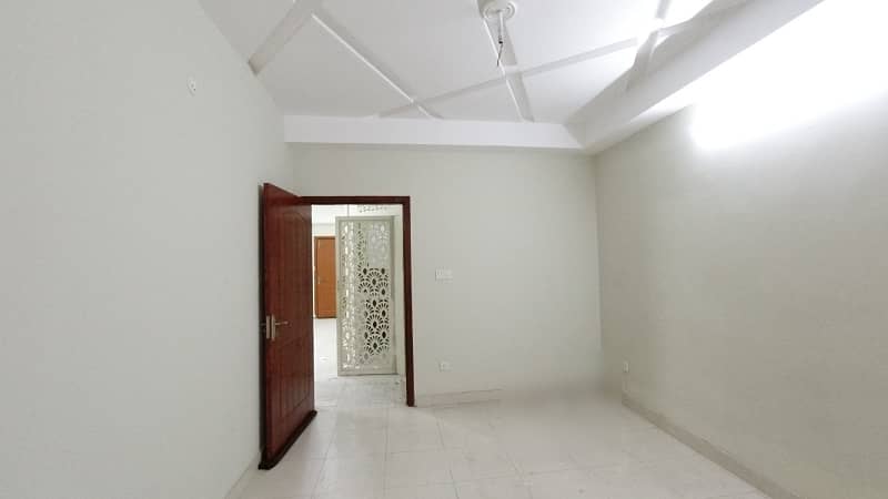 Flat Spread Over 1750 Square Feet In Capital Square Available 12