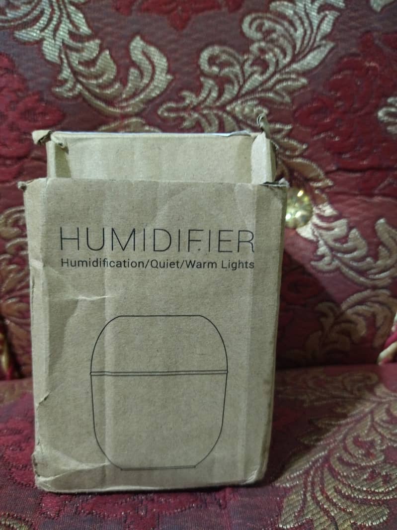 humidifier hai is say kmray ki nami dor hoti hai or khubu ke lye 0