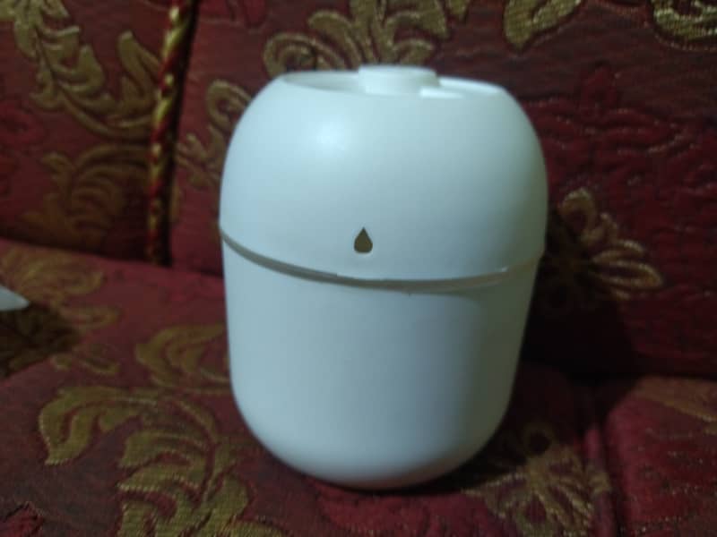 humidifier hai is say kmray ki nami dor hoti hai or khubu ke lye 2