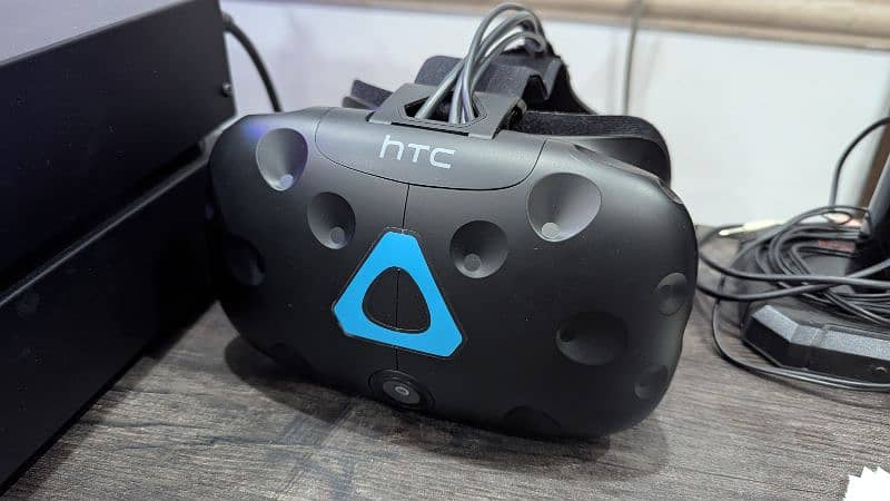 HTC Vive Pro 2 and Vive 1 VR headset 4