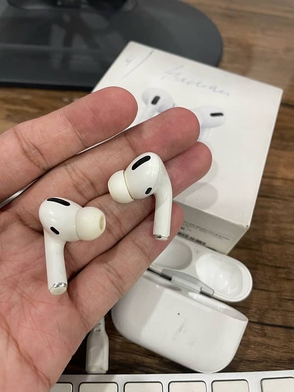 AirPods Pro Original with Wireless Charging Case 5