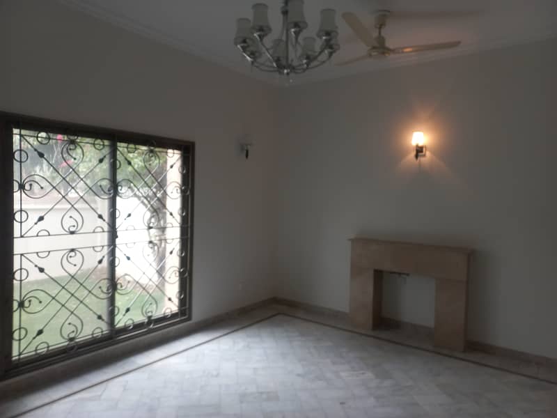 1 KANAL HOUSE AVAIALBLE FOR RENT IN DHA LHAORE 0