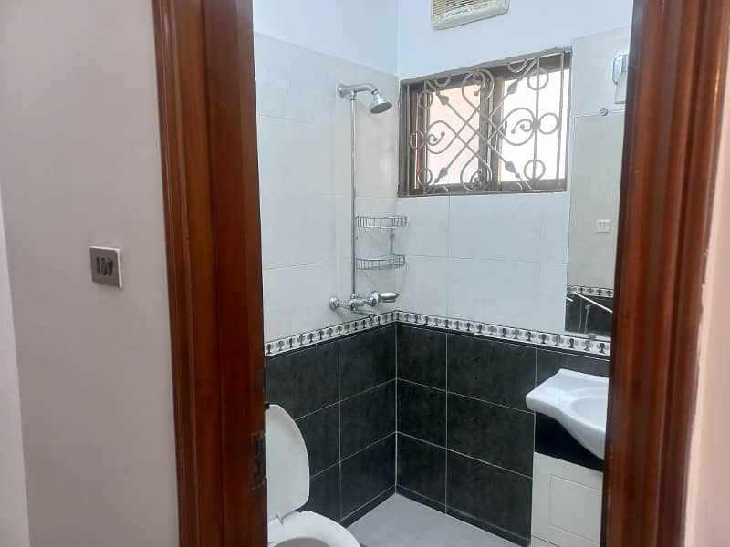 1 KANAL HOUSE AVAIALBLE FOR RENT IN DHA LHAORE 6