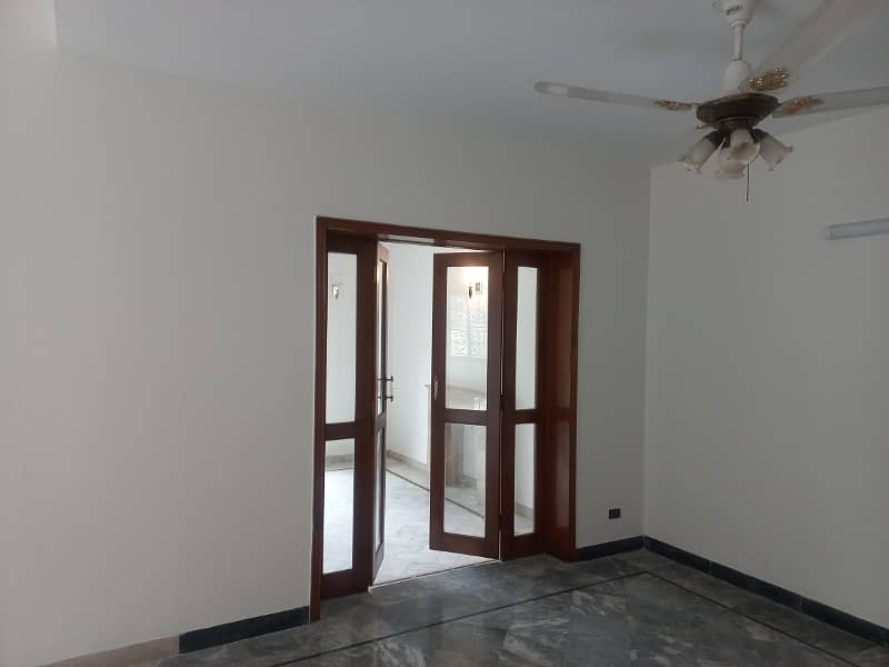 1 KANAL HOUSE AVAIALBLE FOR RENT IN DHA LHAORE 8