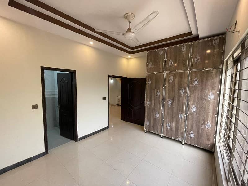 8 Marla House For Rent in Bahria Town Lahore 3