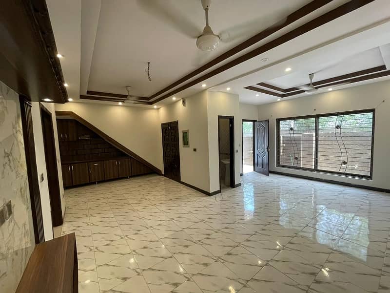 8 Marla House For Rent in Bahria Town Lahore 15