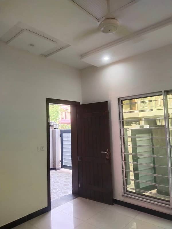 8 Marla House For Rent in Bahria Town Lahore 16