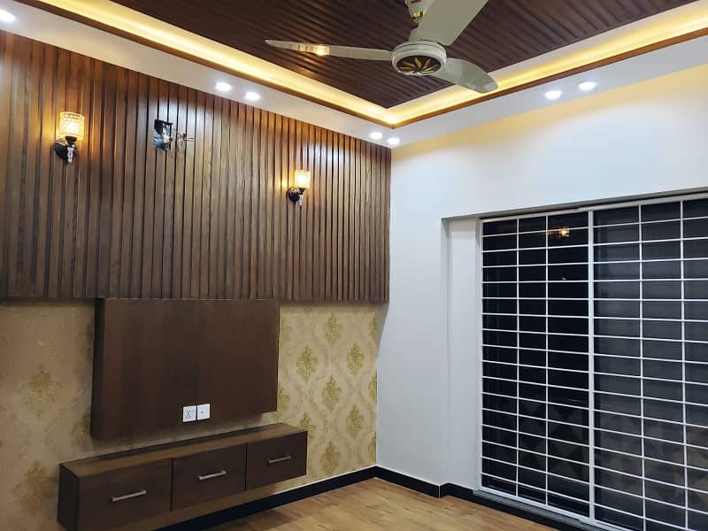 10 Marla Upper Portion For Rent in Bahria Town Lahore 6