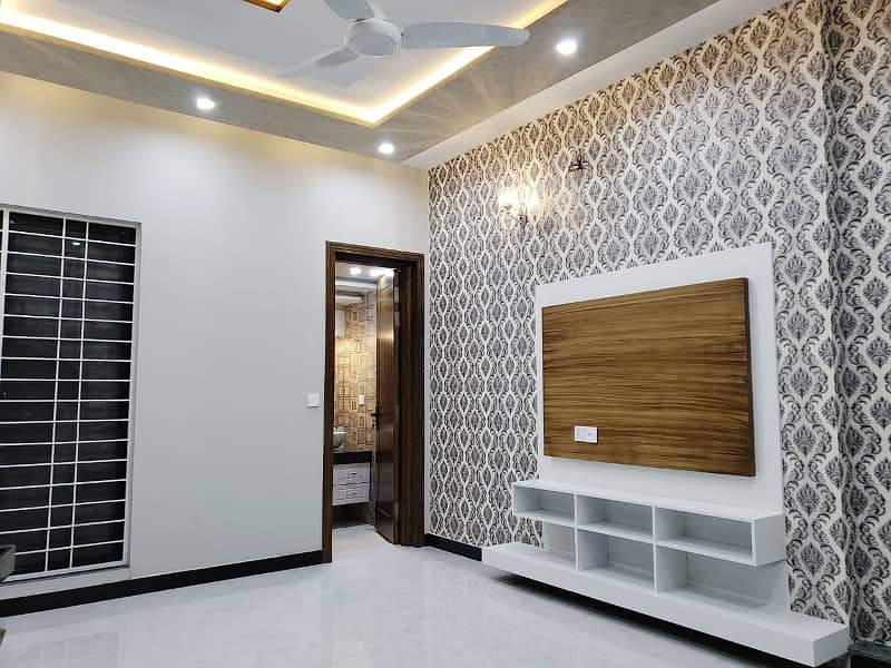 10 Marla Upper Portion For Rent in Bahria Town Lahore 18