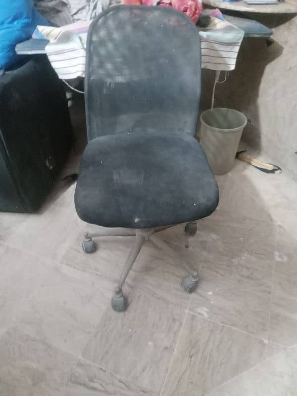 3 Office Chairs 0