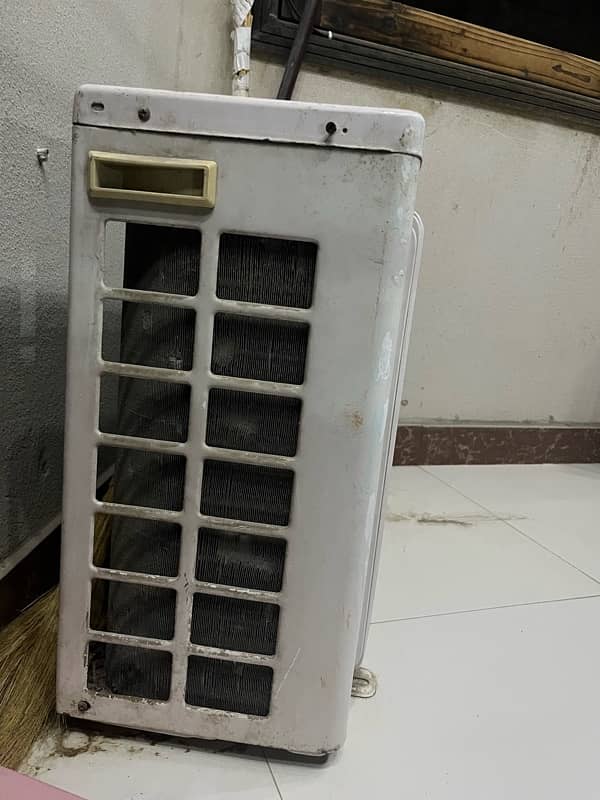 Dawlance Split AC (Non-inverter) Good Condition 2