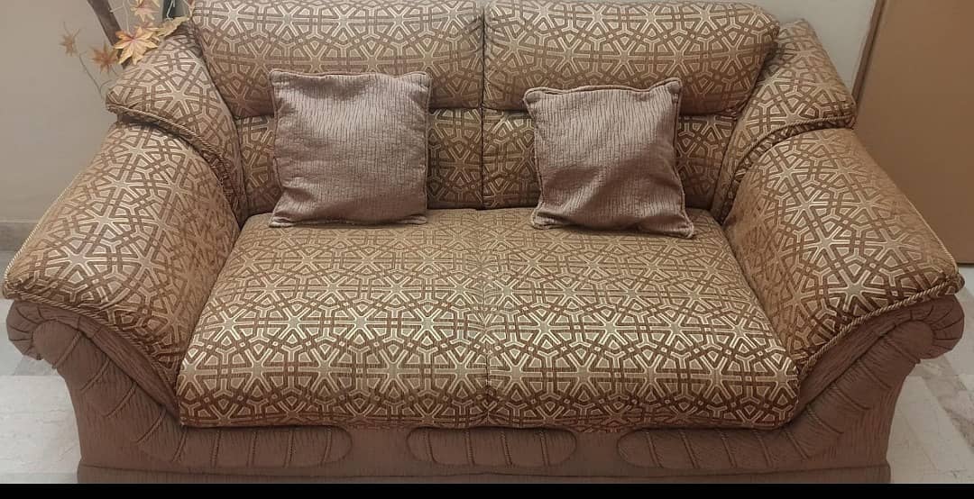 Slightly used sofa set for sale in Karachi - 6 seater sofa 0