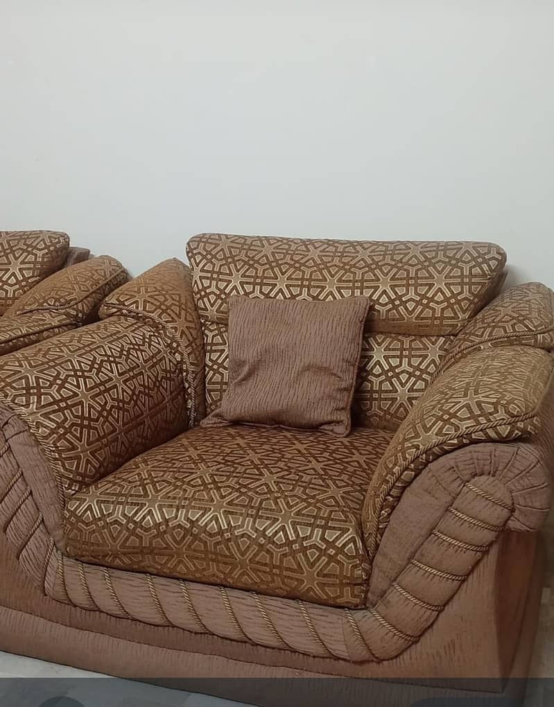 Slightly used sofa set for sale in Karachi - 6 seater sofa 1