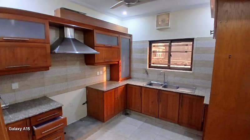 Upper portion of rent in phase 2 gulriaz near car chuk bahria town Rawalpindi 3