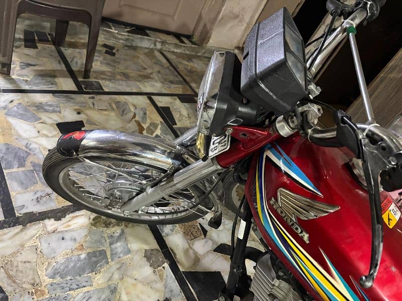 I am selling Honda 125 All ok ha Koi kam ni hona Wala saaf condition 3