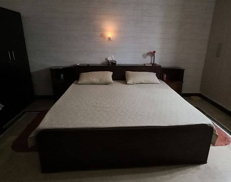 King size bed without mattress + 2 side tables 0