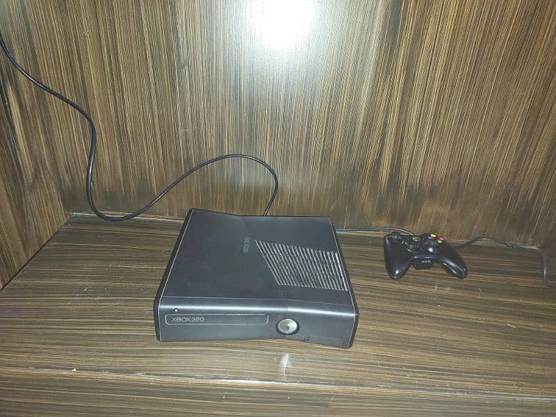 Xbox 360s Slim with ±50 games installed 0