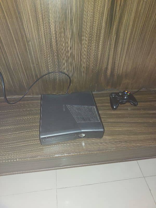 Xbox 360s Slim with ±50 games installed 1