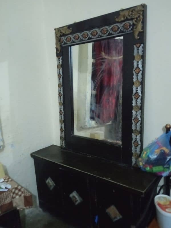 showcase & dressing table 8