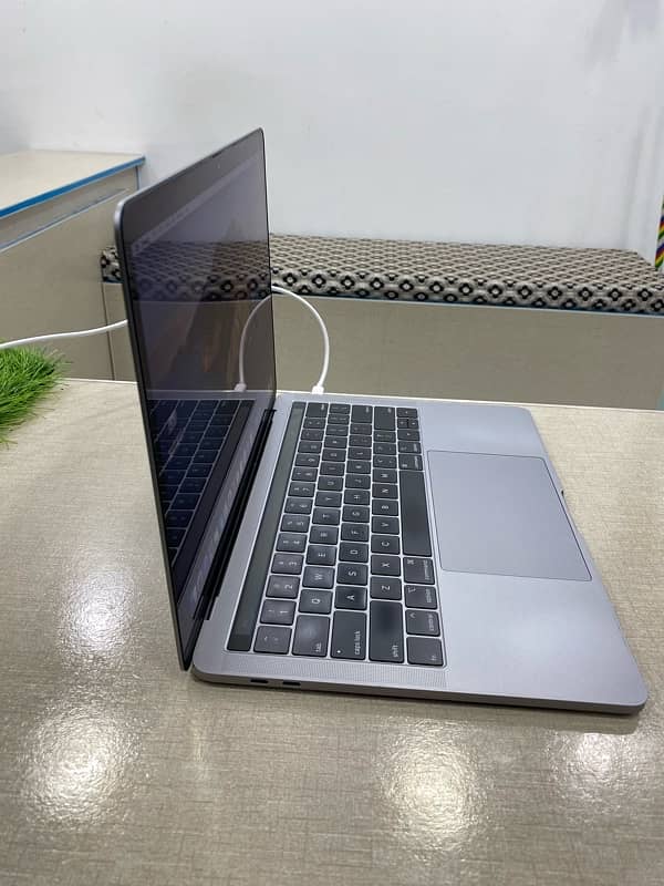 Apple MacBook Pro i7 8th gen 2018 touchbar 2