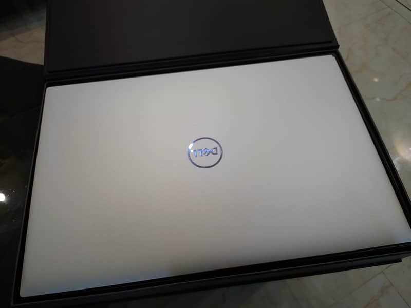 Dell XPS 17 (9700) 10th gen i7, 32GB ram, 6GB Nvidia 2060 GPU 1