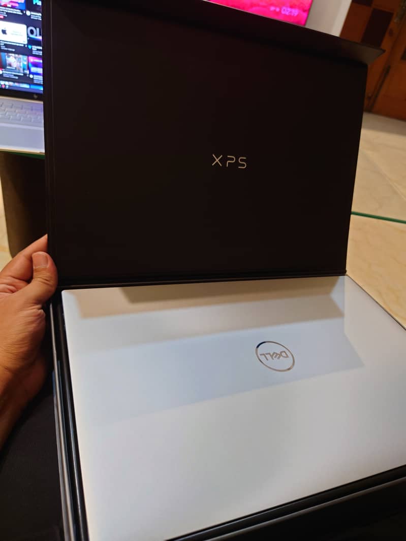 Dell XPS 17 (9700) 10th gen i7, 32GB ram, 6GB Nvidia 2060 GPU 4