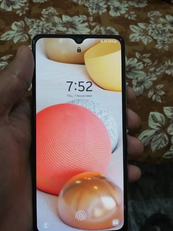 Samsung a42 5g non/pta bahir ka ha 10/10 condition ha blkl new ha. 2