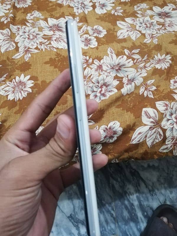 Samsung a42 5g non/pta bahir ka ha 10/10 condition ha blkl new ha. 5