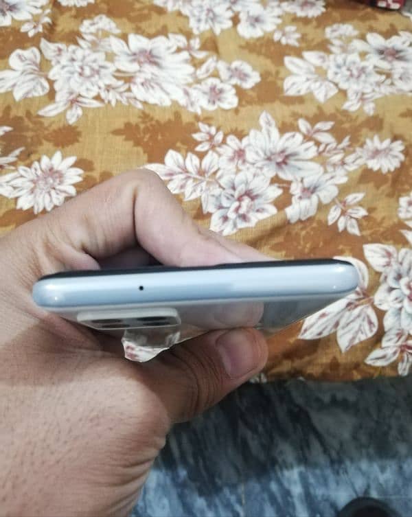 Samsung a42 5g non/pta bahir ka ha 10/10 condition ha blkl new ha. 6