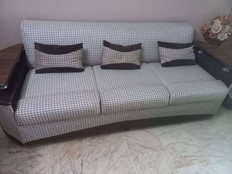 5 seater sofa set in a very good condition. 0