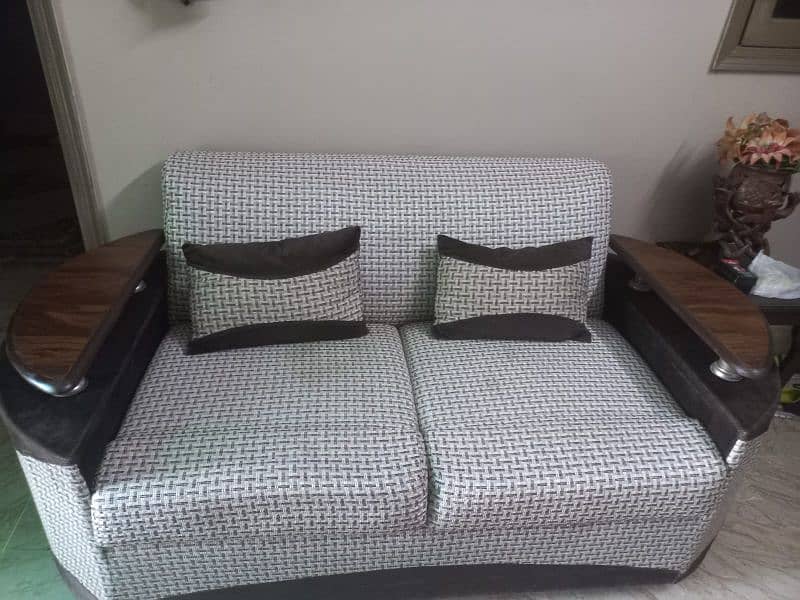 5 seater sofa set in a very good condition. 1