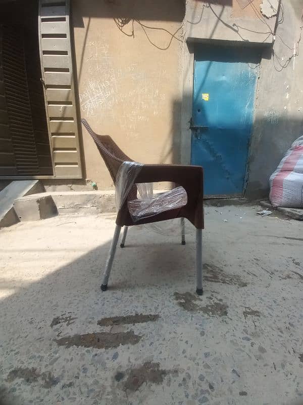 4 plastic chairs with one folding table set 2