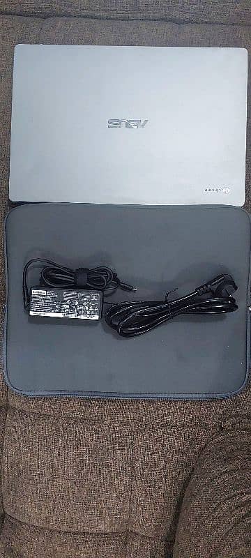 Asus 15.6 inches chrome book 4/32 gb 1