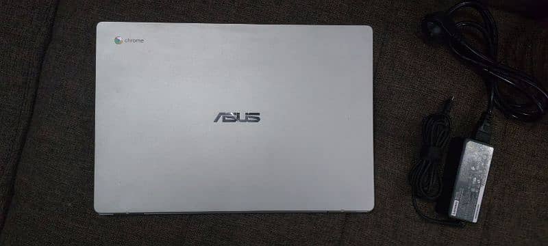 Asus 15.6 inches chrome book 4/32 gb 2