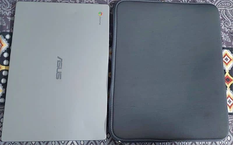 Asus 15.6 inches chrome book 4/32 gb 3