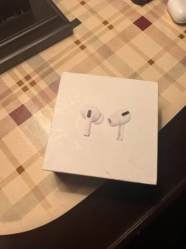 Airpods pro 10/10 with box 2