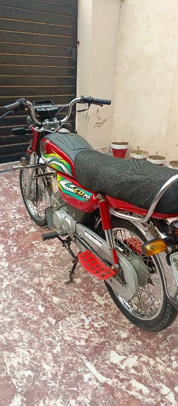 min apni baik honda cd 70 red colar seal krna chahta hon 1