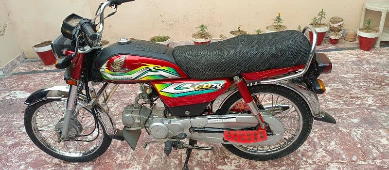 min apni baik honda cd 70 red colar seal krna chahta hon 2