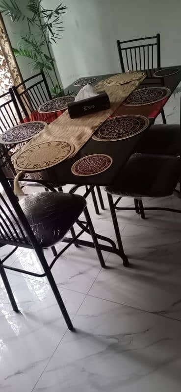 almost new dining table with 5 seats 0