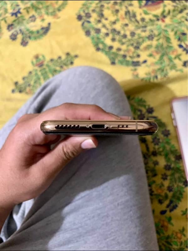 iphone xs 4