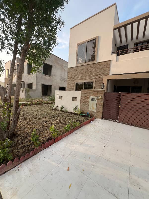 Ali Block Sami Corner on 80ft Loop Road Villa for Sale Huge Garden area 0